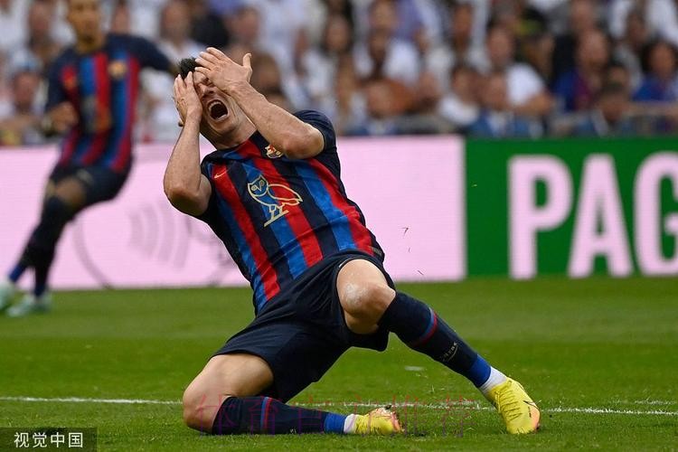 错失良机!莱万空门踢飞 中锋对决遭本泽马完爆